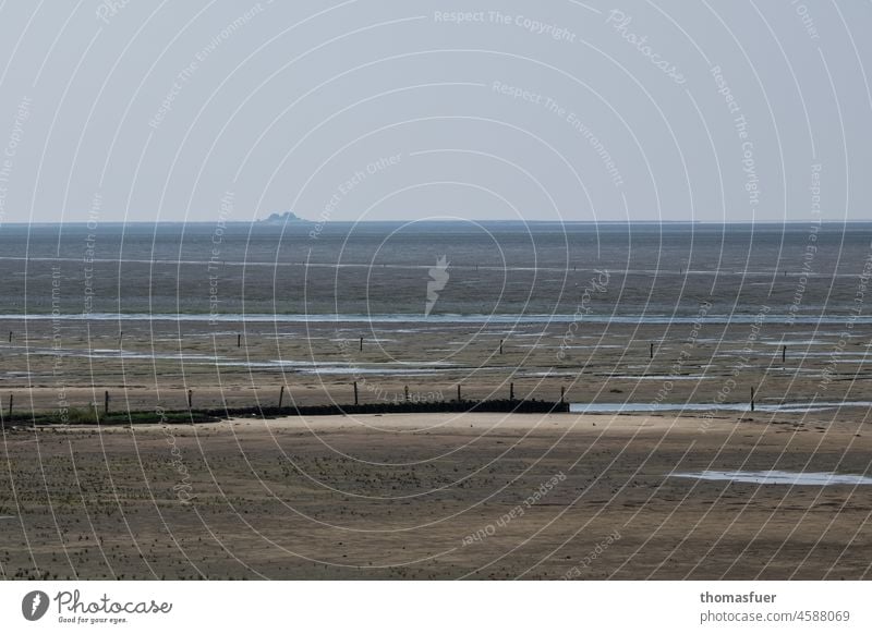 Wattenmeer bei Ebbe mit Insel Himmel Menschenleer Küste Schifffahrt Meer Orientierung Textfreiraum oben Ferne Ruhe Einsamkeit Trübnis Fernweh Landschaft