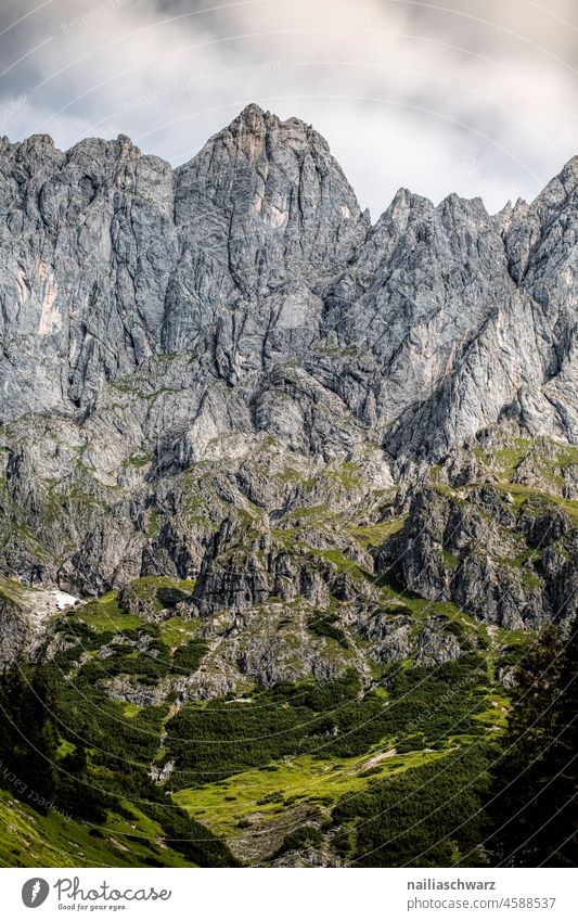 Felsen Ferien & Urlaub & Reisen Aussicht Bergsteigen Bergwelt Abenteuer Freiheit Umwelt Kraft kalt Wintertag Alpen Landschaft Natur Wolken gigantisch Schnee