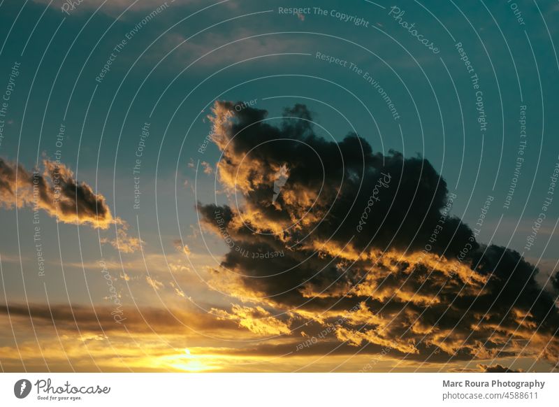 Sonnenuntergang durch eine große Wolke Hintergrund schön Schönheit blau hell Klima Cloud Wolkenformationen Wolkenlandschaft wolkig bewölkter Himmel Farbe