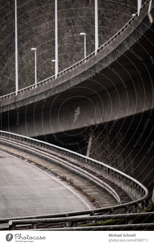 Kurve an einer Landstraßenausfahrt Beton Betonbrücke Brücke Brückengeländer Ausfahrt kurvige Straße trostlos städtisch Verkehrswege Straßenverkehr