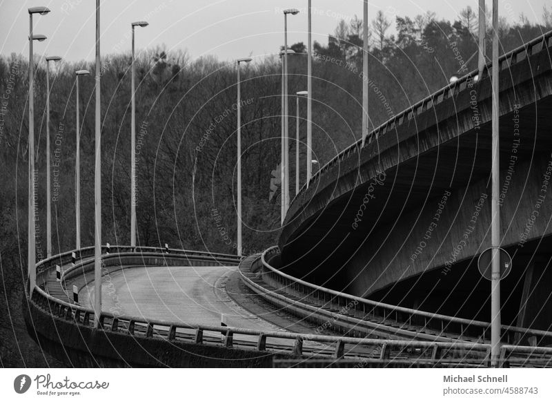 Ausfahrt von einer Landstraße, mit vielen Laternen (Hagen, Westfalen) abfahren Herunterfahren Laternenpfahl Laternenpfähle Brücke Brückengeländer Auto Verkehr