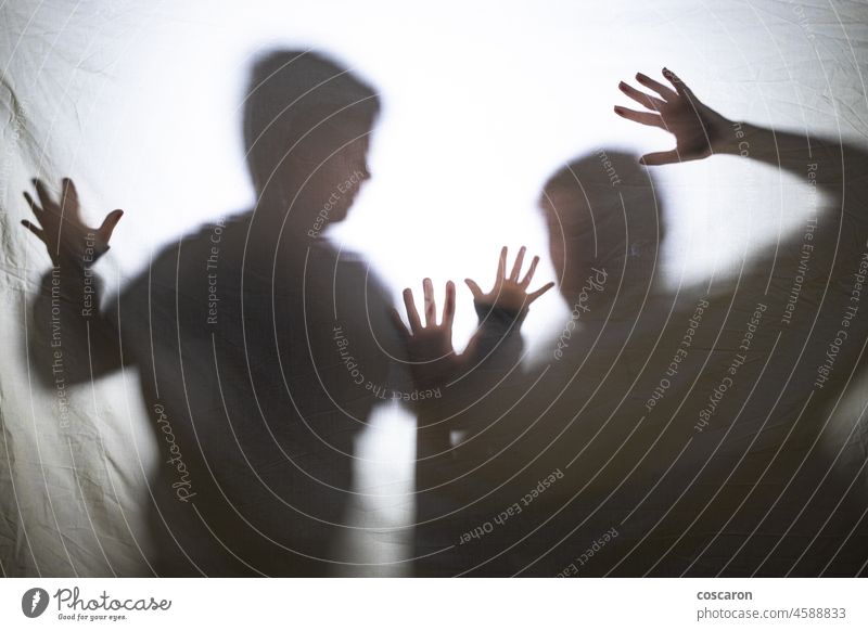 Mutter und Sohn spielen mit Schatten hinter einem Bettlaken Baby Hintergrund schön Schlafzimmer hinten bodys Junge Jungen Bruder Kind Chinesisch