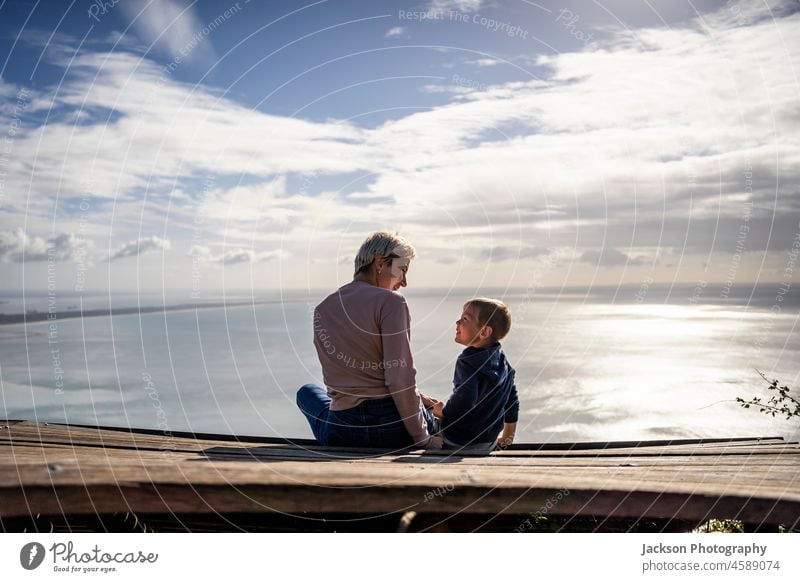 Mutter und 3 Jahre alter Sohn umarmen sich und genießen die schöne Aussicht auf das Meer, Portugal Kind Menschen Junge Kindheit jung Familie & Verwandtschaft