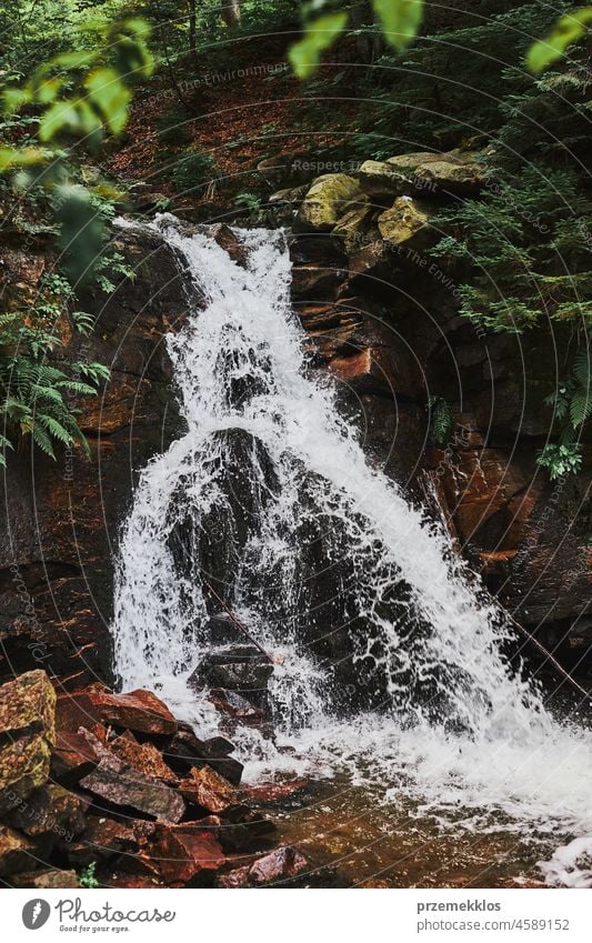 Wasserfall im Gebirge. Berglandschaft. Natürliche Szene. Schönheit in der Natur Berge u. Gebirge Fluss Felsen Wand Nachlauf felsig reisen erstaunlich