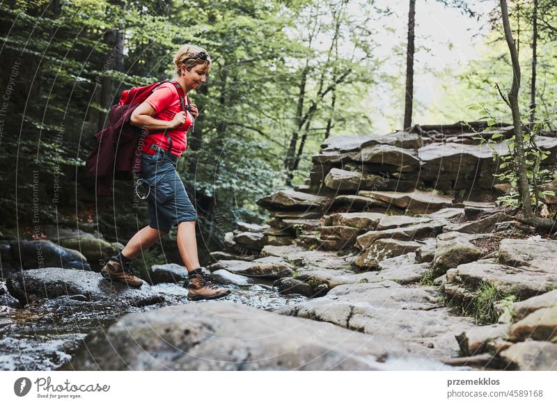 Frau mit Rucksack wandert in den Bergen, verbringt Sommerurlaub in der Nähe der Natur Abenteuer Ausflug reisen wandern Urlaub Trekking aktiv Reise