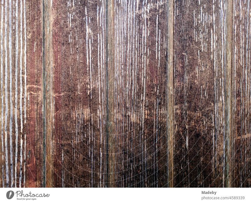 Altes braunes Holz einer Holztür in der Hauptstraße in der Altstadt von Oerlinghausen bei Bielefeld am Hermannsweg im Teutoburger Wald in Ostwestfalen-Lippe