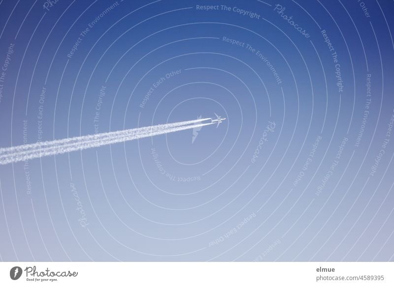 Allen einen guten Flug nach 2022 ! / Flugzeug mit Kondesstreifen am blauen Himmel / Fernweh Kondensstreifen CO2-Ausstoß CO2-Fußabdruck fliegen Chemtrails