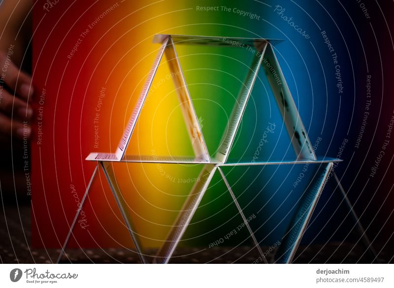Ganz spielerisch. Karten Häuser bauen. Kartenspiel Farbfoto Hand Freizeit & Hobby Spielkarte Innenaufnahme Freude Erfolg Menschenleer Spielen Glücksspiel