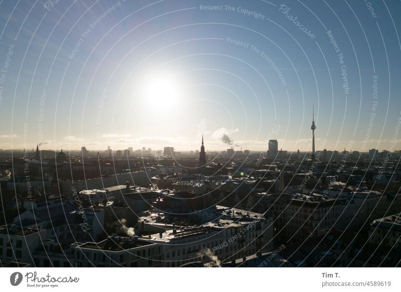 Skyline Berlin im Winter Farbfoto Prenzlauer Berg Fernsehturm Hauptstadt Stadt Stadtzentrum Menschenleer Außenaufnahme Altstadt Tag Himmel Architektur Bauwerk