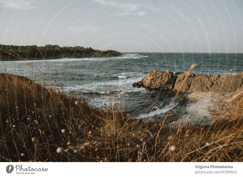 Offener Blick auf einen versteckten Strand an der Schwarzmeerküste und Wellen, die gegen die Felsen schlagen Jahreszeiten Meereslandschaft Sommer Ansicht