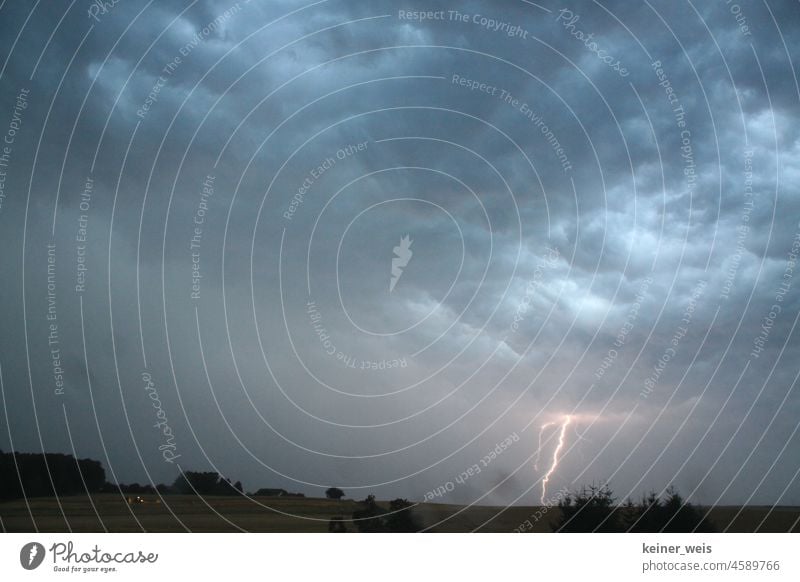 Gewitter mit Blitzschlag Donner Land Landregen düster Gewitterwolken Gefahr gefährlich Haus Hof Landleben Unwetter Blitze Himmel schlechtes Wetter Natur