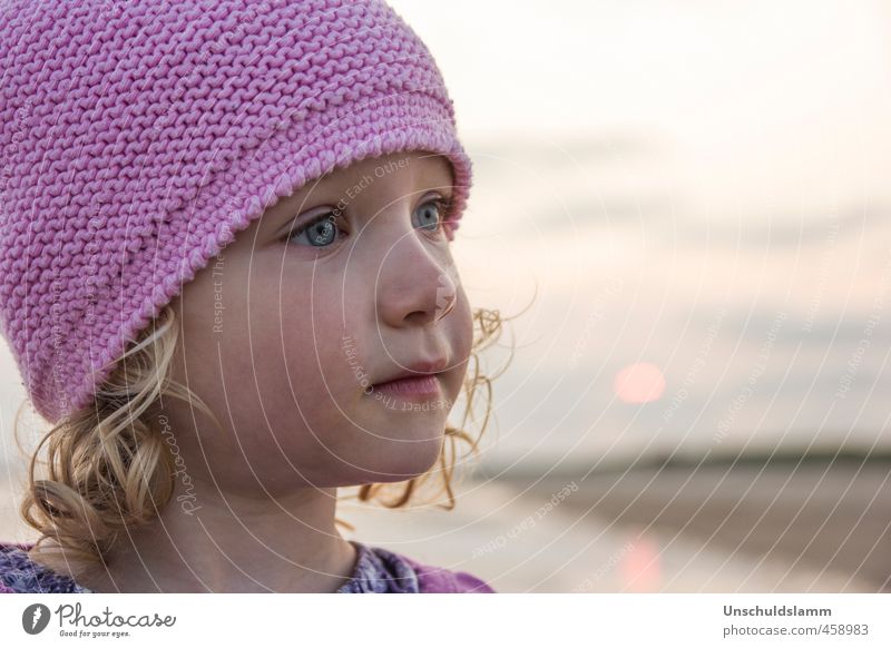 Ohne Märchen geht die Mimi nie ins Bett! Erholung Ferien & Urlaub & Reisen Sommer Strand Mensch Mädchen Kindheit Leben Gesicht 1 3-8 Jahre Umwelt Sonnenlicht