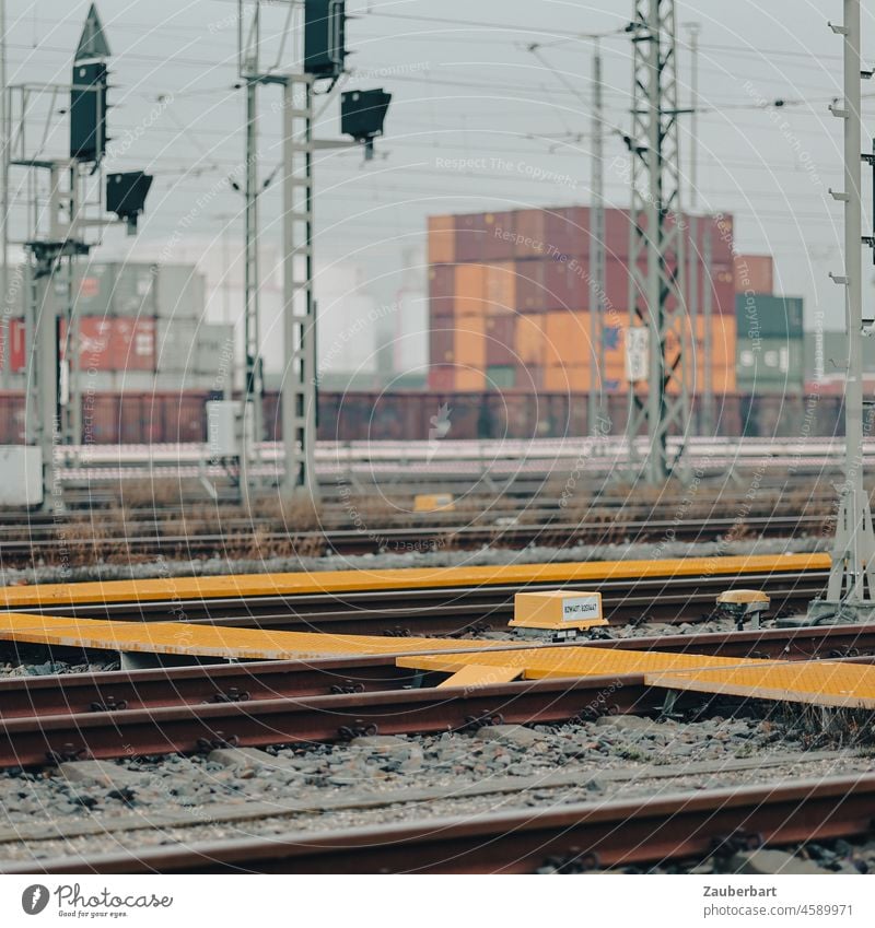 Bahngleise und Oberleitungsmasten vor Containern Gleise Schienen Bahnschienen Masten Eisenbahn Bahnverkehr Güterverkehr Umschlag Umschlaghafen Bahnhof