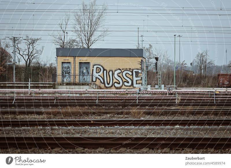 Bahngleise, Oberleitung und Betriebsgebäude mit Graffiti Russe Gleise Grafffiti Bahnverkehr Eisenbahn Infrastruktur Schienen Linien Schienenverkehr Bahnfahren