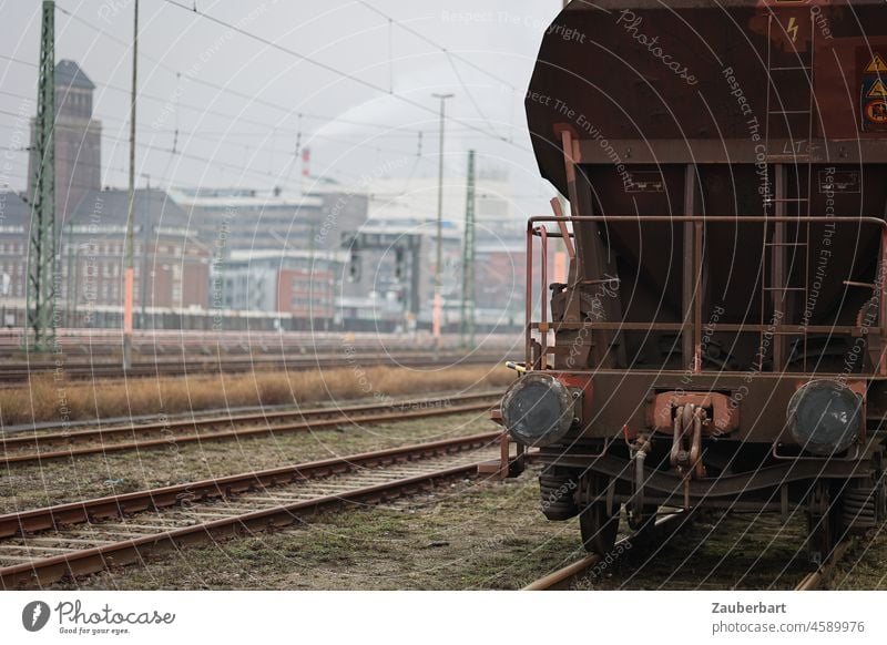 Güterwagen auf Bahngleisen mit Oberleitungsmasten mit Lagerhaus Puffer rollen Einzelwagen Wagen Kippwagen rangieren Hafen Berlin Gleise Schienen Bahnschienen