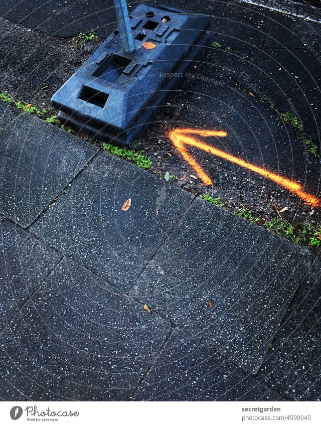 Kleiner Tipp.... Nonsens Pfeil Fussboden Hinweis Baustelle Achtung orange neonfarbig Baustelllensicherung Baustellenzaun Bürgersteig Plattenbelag Belag Kante