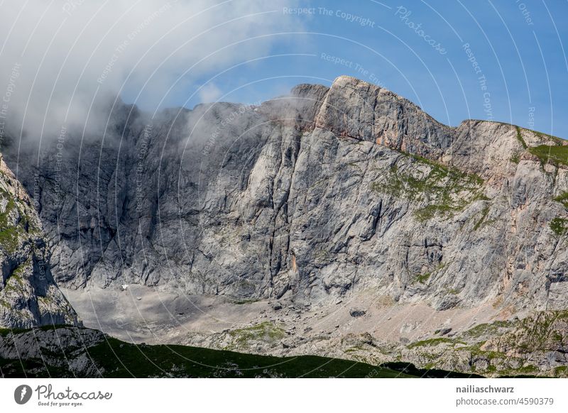 Felsen Ferien & Urlaub & Reisen Aussicht Bergsteigen Bergwelt Abenteuer Freiheit Umwelt Kraft kalt Wintertag Alpen Landschaft Natur Wolken gigantisch Schnee