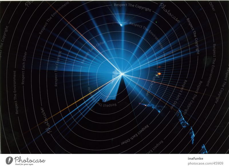 Laser blau Tropfsteinhöhle Lasershow dunkel schwarz Innenaufnahme