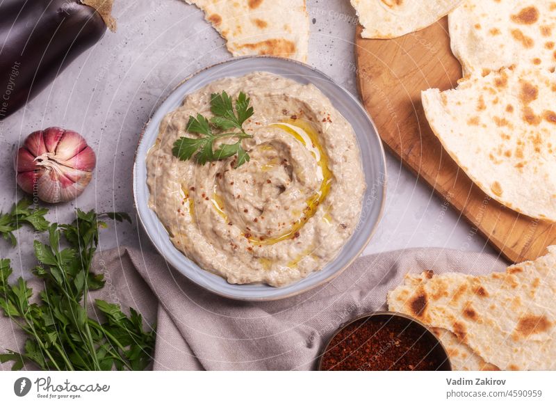 Baba ganoush, Ezme der orientalischen, levantinischen Küche mit Lavash und Kräutern aus gebackenen Auberginen mit Sesampaste, Ansicht von oben Amuse-Gueule