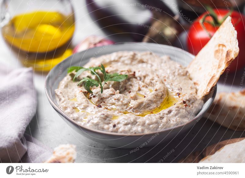 Baba ganoush, Ezme der orientalischen, levantinischen Küche mit Lavash und Kräutern Amuse-Gueule arabische Küche Aubergine Babaganoush gebackene Aubergine