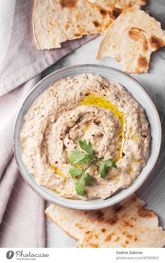 Baba ganoush, Ezme der orientalischen, levantinischen Küche mit Lavash und Kräutern, hergestellt aus gebackenen Auberginen mit Sesampaste Amuse-Gueule