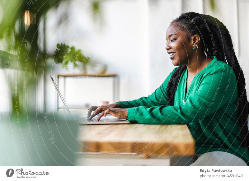 Frau arbeitet am Laptop in ihrem Büro schwarz Jahrtausende Hipster im Innenbereich Loft Fenster natürlich Erwachsener eine attraktiv gelungen Menschen