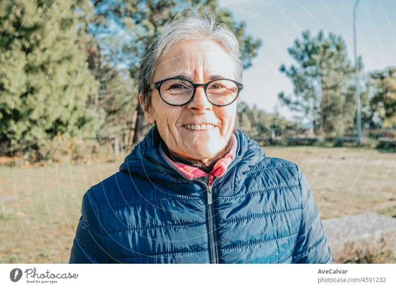 Ein Senior alte Frau Porträt lächelnd glücklich Kopie space.Starts neue Gewohnheiten für das neue Jahr. Trekking und gesunder Lebensstil.Rentnerin Sport. Aging, Menschen, aktiven Lebensstil und Gesundheit Konzept