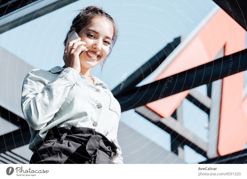 Junger afrikanischer arabischer Geschäftsmann, der einen Telefonanruf außerhalb des Bürogebäudes während eines sonnigen day.Dressed in stilvollem Anzug stehend im Freien finanziellen Büro, junge Frau Rechtsanwalt Kopie Raum