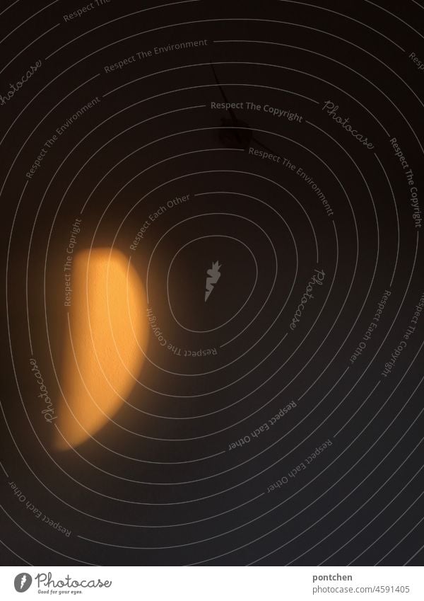 Licht und Schatten. Sonnenlicht fällt auf eine Wand in einem Zimmer. schatten hoffnung trauer wand zimmer dunkelheit helligkeit Kontrast