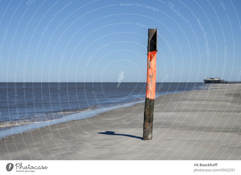 Seezeichen am menschenleeren Strand von St. Peter Ording Himmel Niveau Freiheit Wegweiser Sand Insel Nordsee rot Warnhinweis Ferne Orientierung Signal Seemann