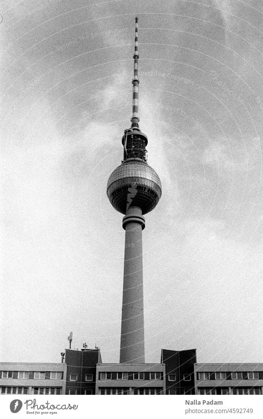 Fernsehturm analog Analogfoto sw Schwarzweißfoto Gebäude Architektur DDR Kugel Spitze Schaft Fenster Haus Himmel Außenaufnahme schwarzweiß urban mittig Linie