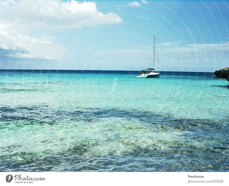 Schiff Sommer Strand Meer Ferien & Urlaub & Reisen Wasserfahrzeug Wolken blau Sonne Himmel Felsen