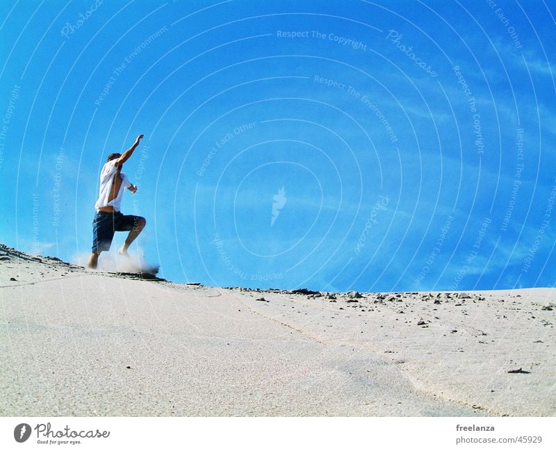 Sprung springen Strand Ferien & Urlaub & Reisen Wolken Sommer Mensch Mann Spielen spung Himmel Sand Sonne