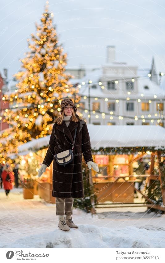 Frau auf dem Weihnachtsmarkt in Tallinn Weihnachten Markt Lifestyle Glück Estland Feiertag Winter Person im Freien Großstadt Straße Lächeln Erwachsener Stadt