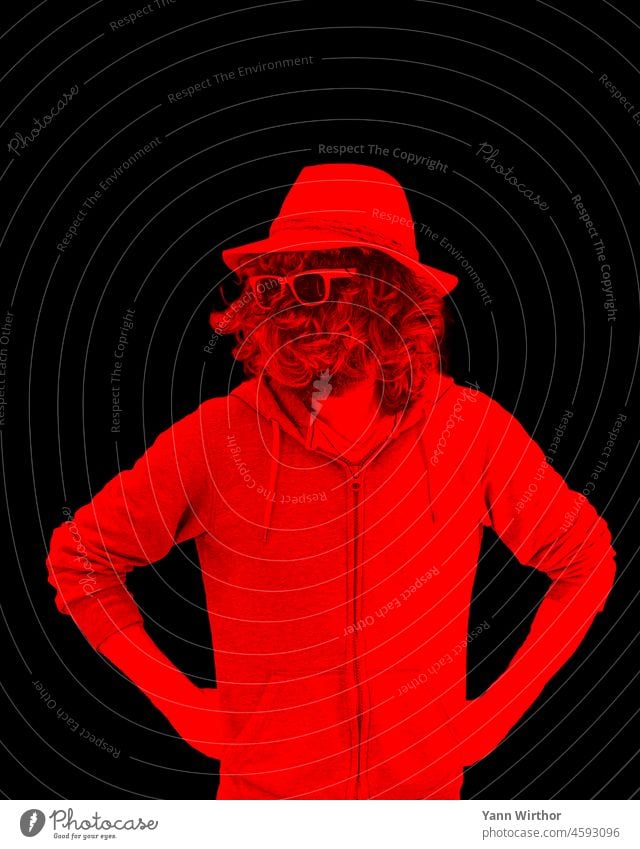 Mann in rot mit Sonnenbrille, Hut und langen Haaren im Gesicht auf schwarzem Hintergrund Silhouette dunkel maskulin Porträt schwarzrot rotschwarz pose