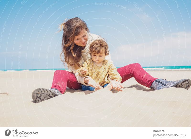 Junge Mutter spielt am Strand mit ihrem Kind Mama Baby Familie Feiertage Single Eltern Kindererziehung Mutterschaft jung Jugend blond spielen spielerisch Spaß