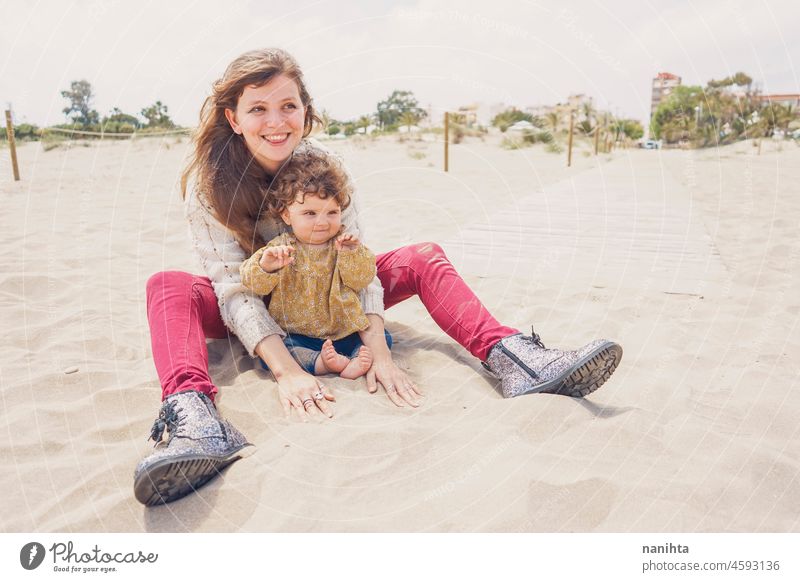 Junge Mutter spielt mit ihrem Baby im Sand Mama Familie Mutterschaft Urlaub Fröhlichkeit Glück spielen spielerisch Spaß lustig Kindheit Elternschaft