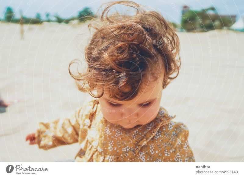 Kleines Mädchen spielt mit Sand am Strand Baby Mutterschaft Urlaub Feiertage im Freien Sonne Kind Kleinkind genießen Freude warm Spaß lustig Porträt sonnig