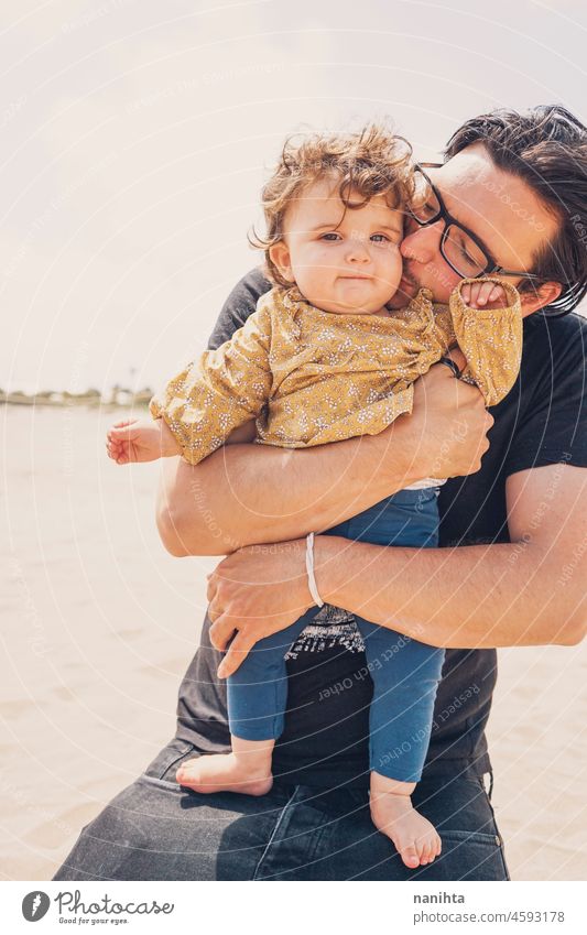 Alleinerziehender Vater, der sein Baby im Urlaub umarmt Papa Vaterschaft Single Feiertage Sommer Mädchen Liebe Umarmung Zusammensein warm Wärme Sonne sonnig