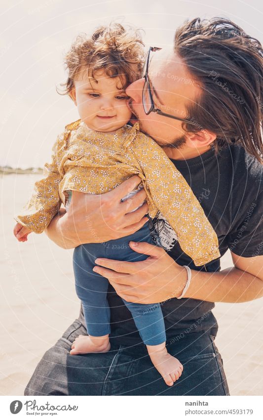 Alleinerziehender Vater, der sein Baby im Urlaub umarmt Papa Vaterschaft Single Feiertage Sommer Mädchen Liebe Umarmung Zusammensein warm Wärme Sonne sonnig