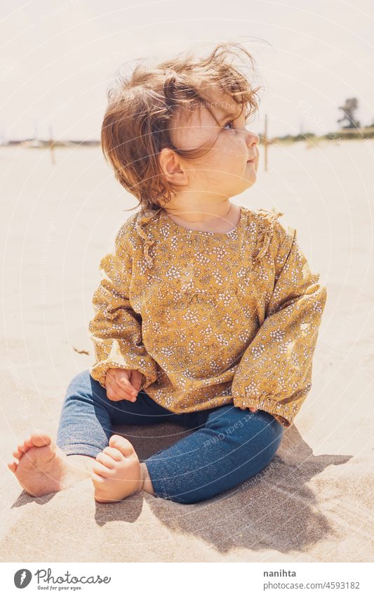 Kleines Mädchen spielt mit Sand am Strand Baby Mutterschaft Urlaub Feiertage im Freien Sonne Kind Kleinkind genießen Freude warm Spaß lustig Porträt sonnig