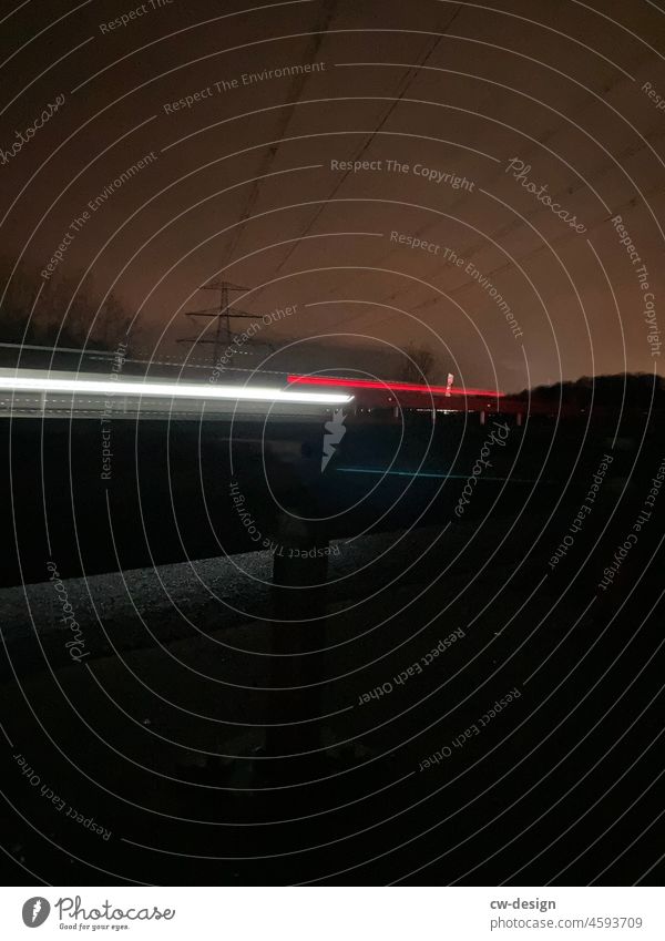 Nachts auf der Umgehungsstraße nachts Verkehr Strommast Licht Langzeitbelichtung Autobahn Straße Geschwindigkeit Verkehrswege dunkel Bewegung PKW Außenaufnahme