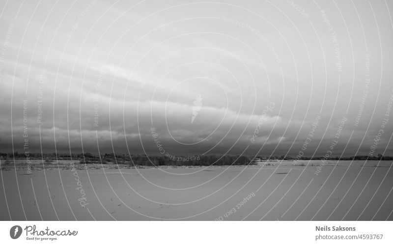 schöne Wolke, die über einem schneebedeckten Feld aufzieht Hintergrund Strand Schönheit blau Cloud Wolken wolkig Küste kalt fantastisch Gefühl Nebel Wald Frost