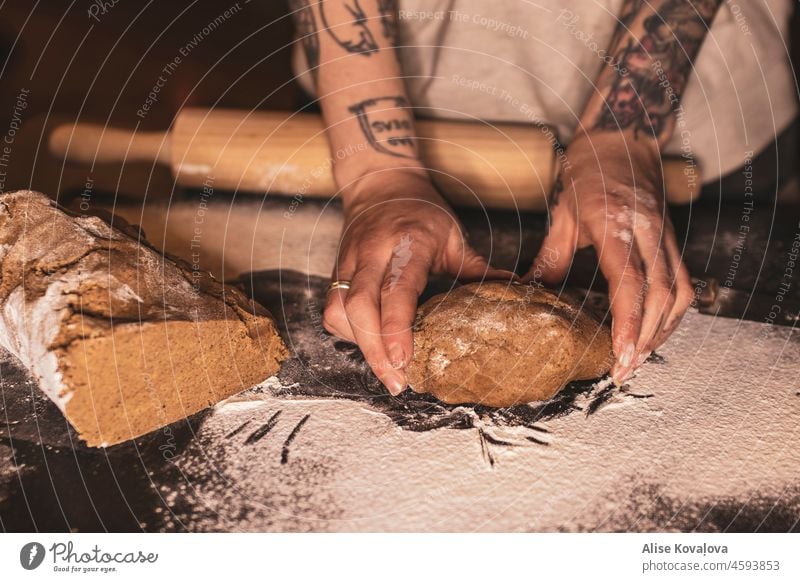 Plätzchen backen Teigwaren Herstellung Hände Tattoos Lebensmittel Vorbereitung Küche selbstgemacht Essen zubereiten roh Mehl Tisch kulinarisch Koch