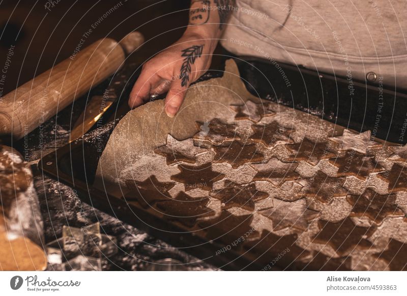 hausgemachte Kekse in der Pfanne Essen zubereiten Cookies Gebäck roh Lebensmittel handgefertigt selbstgemacht Tisch Küche Teigwaren Bäckerei Rezept backen