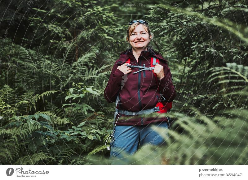 Frau mit Rucksack wandern im Wald, aktiv verbringen Sommerurlaub in der Nähe der Natur Abenteuer Ausflug reisen Urlaub Reise Trekking Berge u. Gebirge Fernweh