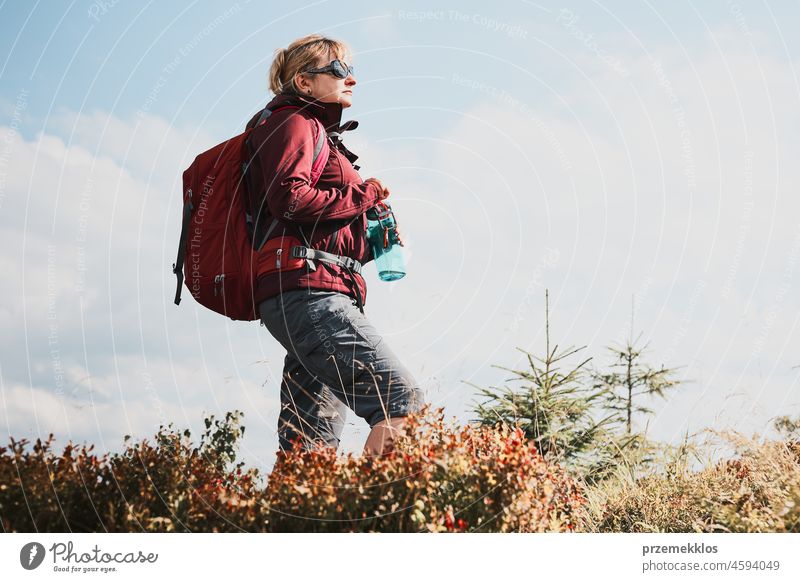 Frau mit Rucksack wandert in den Bergen, verbringt Sommerurlaub in der Nähe der Natur Abenteuer Ausflug reisen wandern Urlaub Trekking aktiv Reise