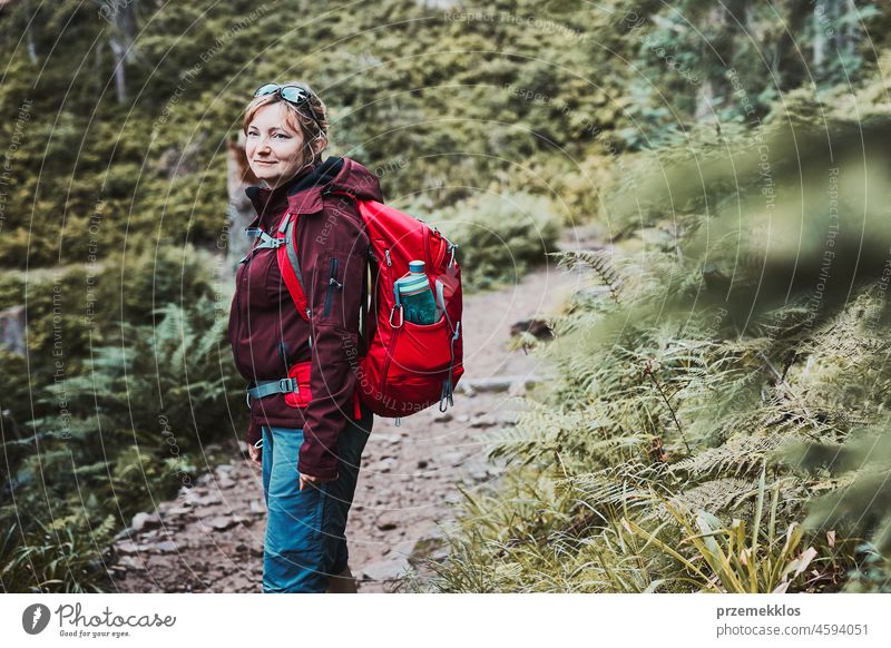 Frau mit Rucksack wandert in den Bergen, verbringt Sommerurlaub in der Nähe der Natur Abenteuer Ausflug reisen wandern Urlaub Trekking aktiv Reise