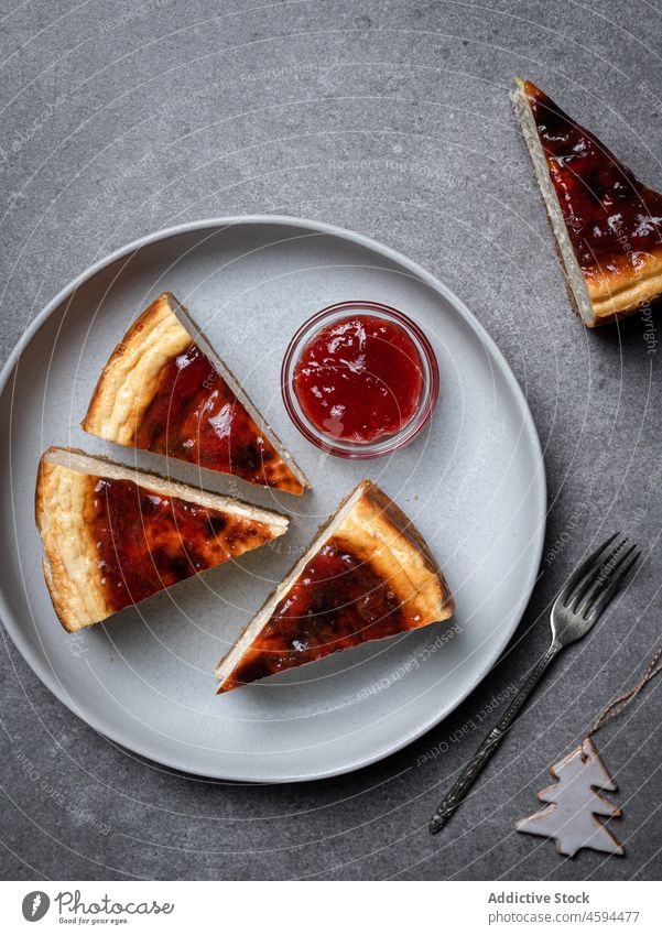 Geschnittener Käsekuchen mit Marmelade auf den Tisch gestellt süß Dessert geschmackvoll Ernährung lecker Portion Glas appetitlich Lebensmittel selbstgemacht