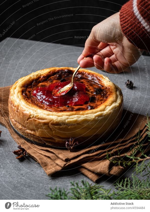 Cher serviert köstlichen Käsekuchen mit Marmelade Küchenchef Dessert dienen lecker süß selbstgemacht Lebensmittel Glas geschmackvoll appetitlich Gebäck Mahlzeit